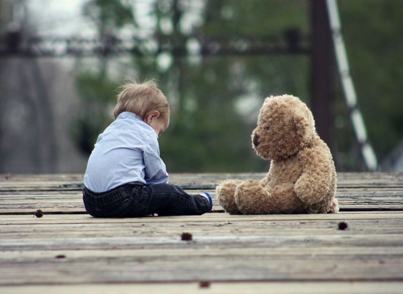 Kind mit Teddybär